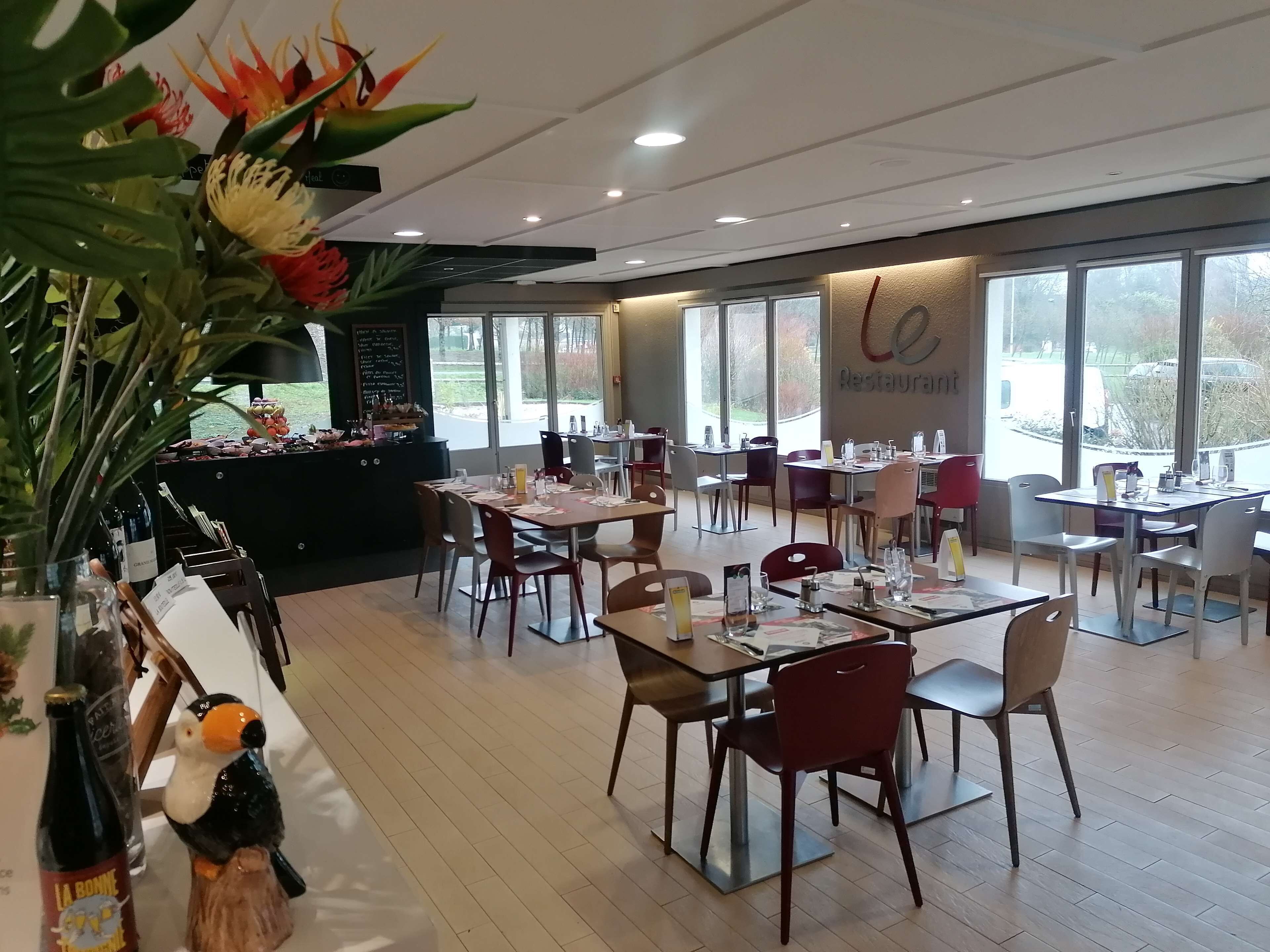 Serveert ontbijt, lunch, diner, Franse gerechten 