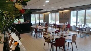 Serveert ontbijt, lunch, diner, Franse gerechten