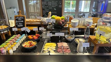 Päivittäinen mukaan otettava aamiainen maksusta
