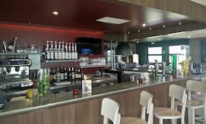 Bar (on property) - Campanile Chantilly (Gouvieux)