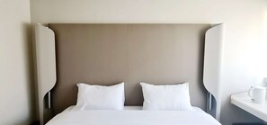 Premium bedding, desk, free WiFi, bed sheets - Campanile Chantilly (Gouvieux)