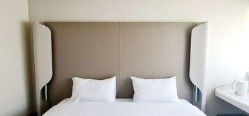 Ropa de cama de alta calidad, escritorio, wifi gratis y ropa de cama