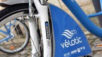 Ein Detailaufnahme eines blauen Fahrrads mit dem VéloTic-Logo und ARC-Zertifizierung.