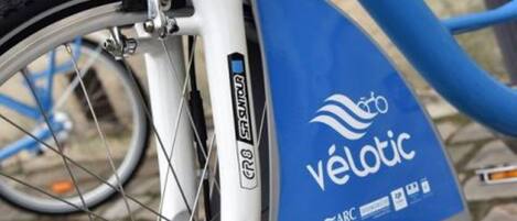 Primer plano de una bicicleta azul con el logotipo de VéloTic y certificación ARC.