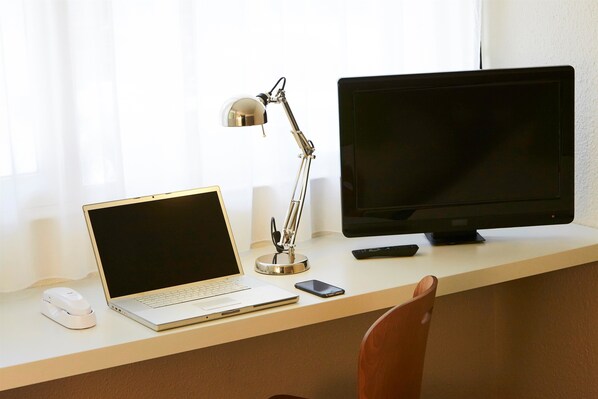 デスク、遮光カーテン、アイロン / アイロン台、ベビーベッド (無料)