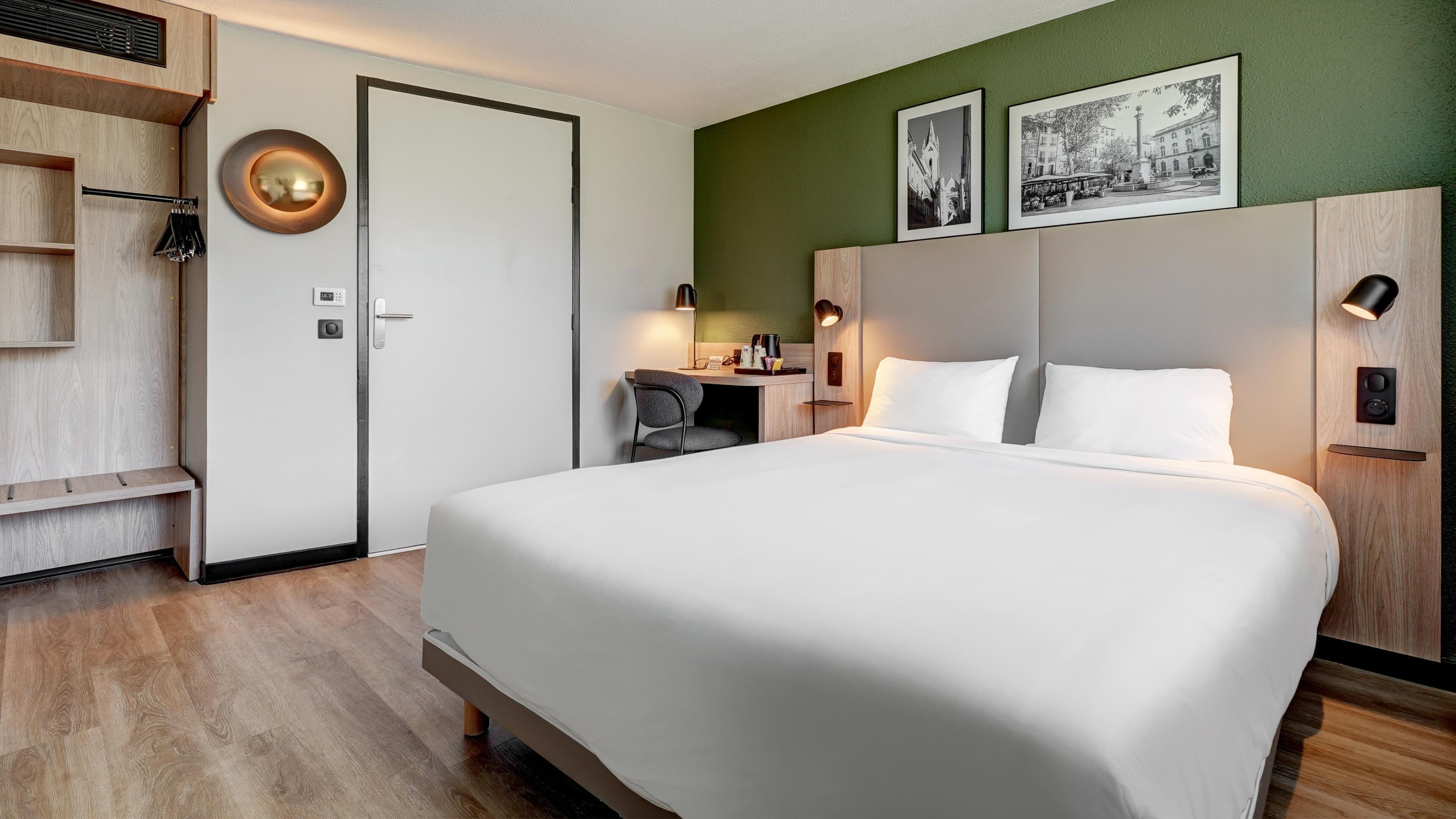 Habitación estándar, 1 cama de matrimonio | Escritorio, cortinas opacas, tabla de planchar con plancha