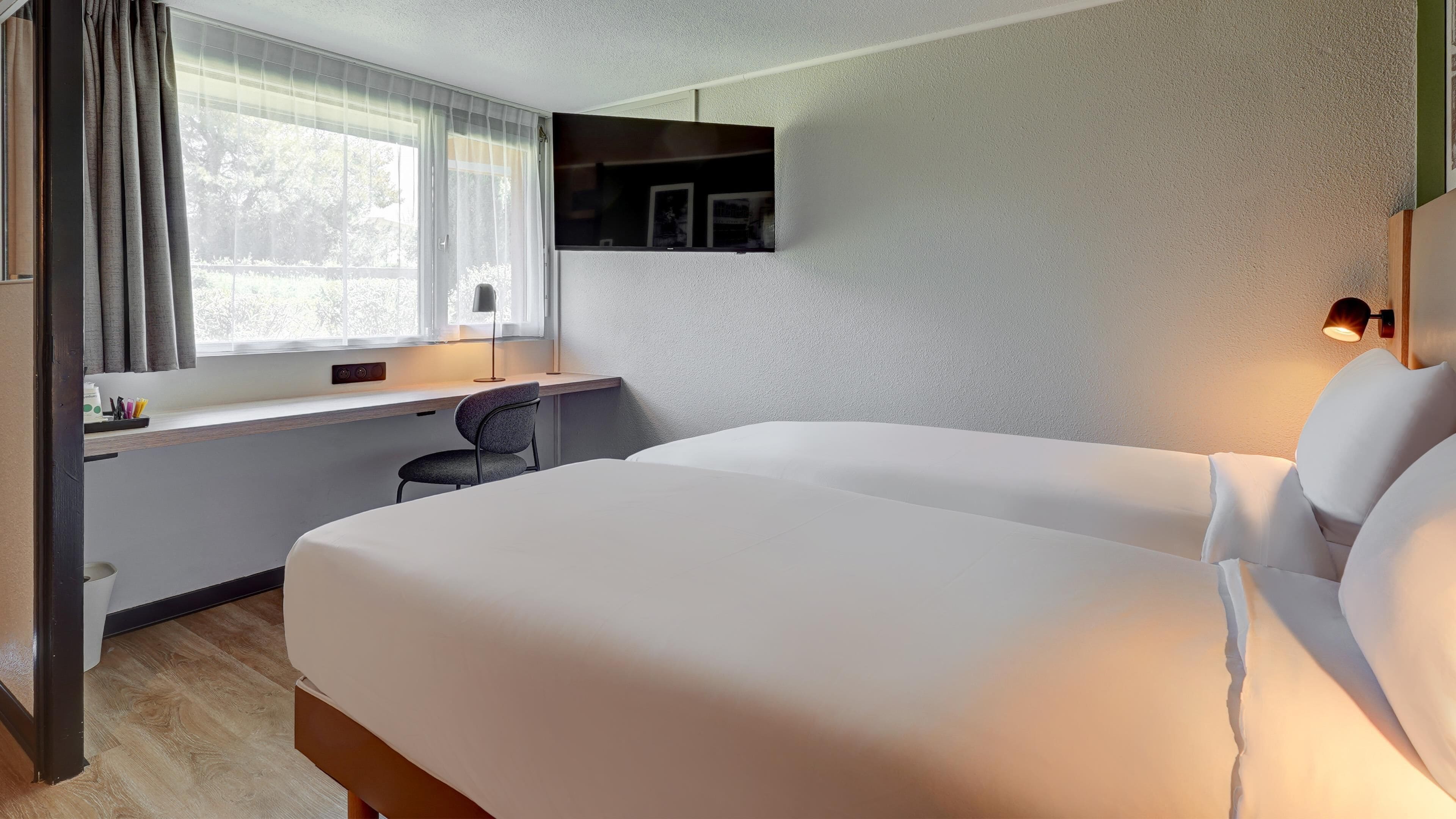 Habitación estándar, 2 camas individuales | Escritorio, cortinas opacas, tabla de planchar con plancha