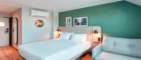 Escritorio, cortinas blackout y tabla de planchar con plancha