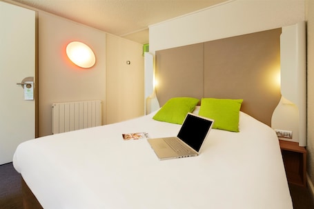 Standard Room, 1 Double Bed | Desk, blackout drapes, iron/ironing board, free cribs/infant beds