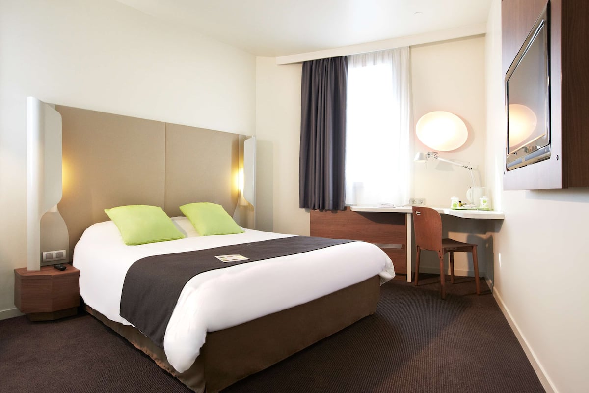 Standard Room, 1 Double Bed | Desk, blackout drapes, iron/ironing board, free cribs/infant beds