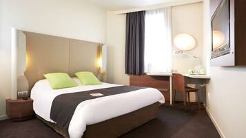 Bureau, rideaux occultants, fer et planche à repasser