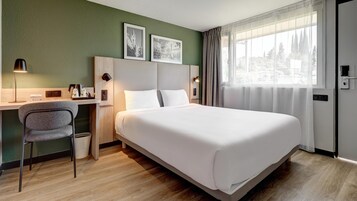 Standard Room, 1 Queen Bed | Desk, blackout drapes, iron/ironing board, free cribs/infant beds