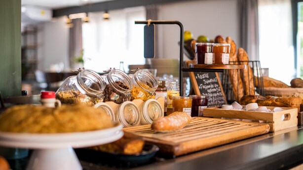 Un buffet de petit-déjeuner proposant une variété d’aliments et d’accompagnements.