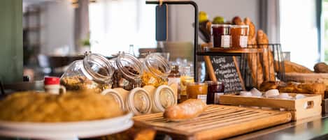 Bữa sáng buffet hàng ngày (13.9 EUR/mỗi người)