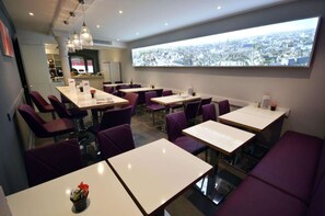 Tägliches Frühstücksbuffet gegen Gebühr