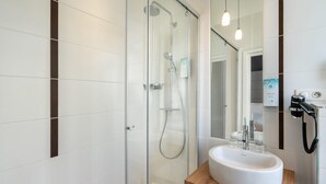 Dusj, miljøvennlige toalettsaker, hårføner og håndklær