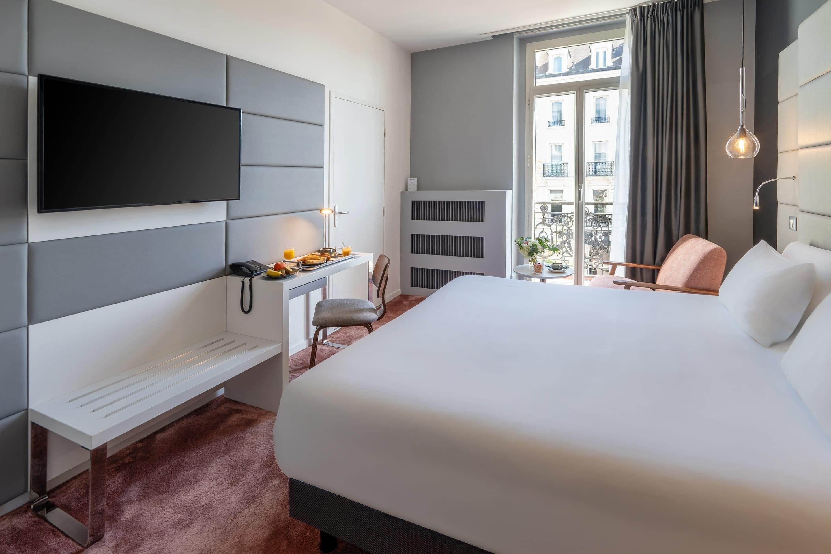 Standard Room, 1 Queen Bed, Non Smoking | In-room safe, individually furnished, desk, blackout drapes