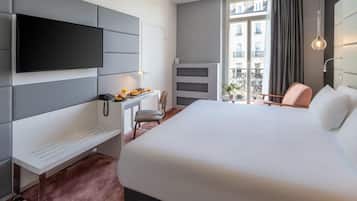 Standard Room, 1 Queen Bed, Non Smoking | In-room safe, individually furnished, desk, blackout drapes
