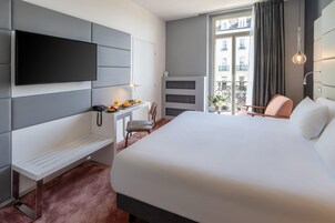 Caja de seguridad en la habitación, muebles diferentes y escritorio 