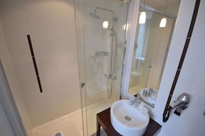 Dusche, umweltfreundliche Kosmetikartikel, Haartrockner, Handtücher