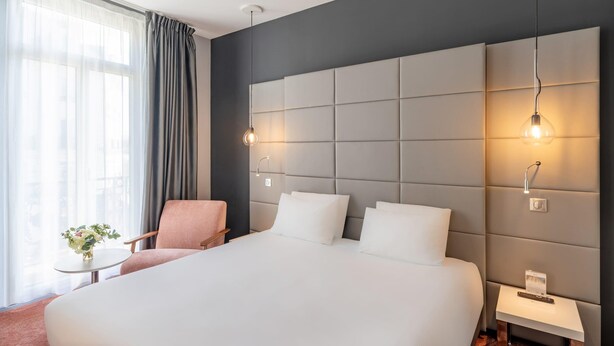 Rom – standard, 1 queensize-seng, ikke-røyk | Safe på rommet, skrivebord, blendingsgardiner og lydisolert