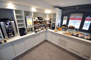 每日供应自助式早餐（每人 EUR 17）