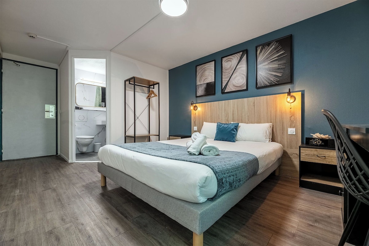 Habitación superior | Ropa de cama de alta calidad y escritorio
