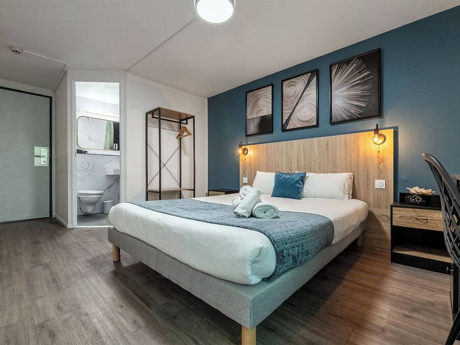 Camera Superior | Biancheria da letto di alta qualità, una scrivania, postazione laptop