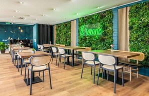 Se ofrece un desayuno bufé todos los días (10.90 EUR por persona)