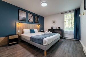 Ropa de cama de alta calidad y escritorio