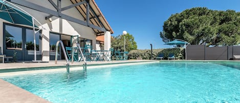 Una piscina al aire libre de temporada