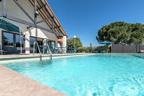 Una piscina al aire libre de temporada