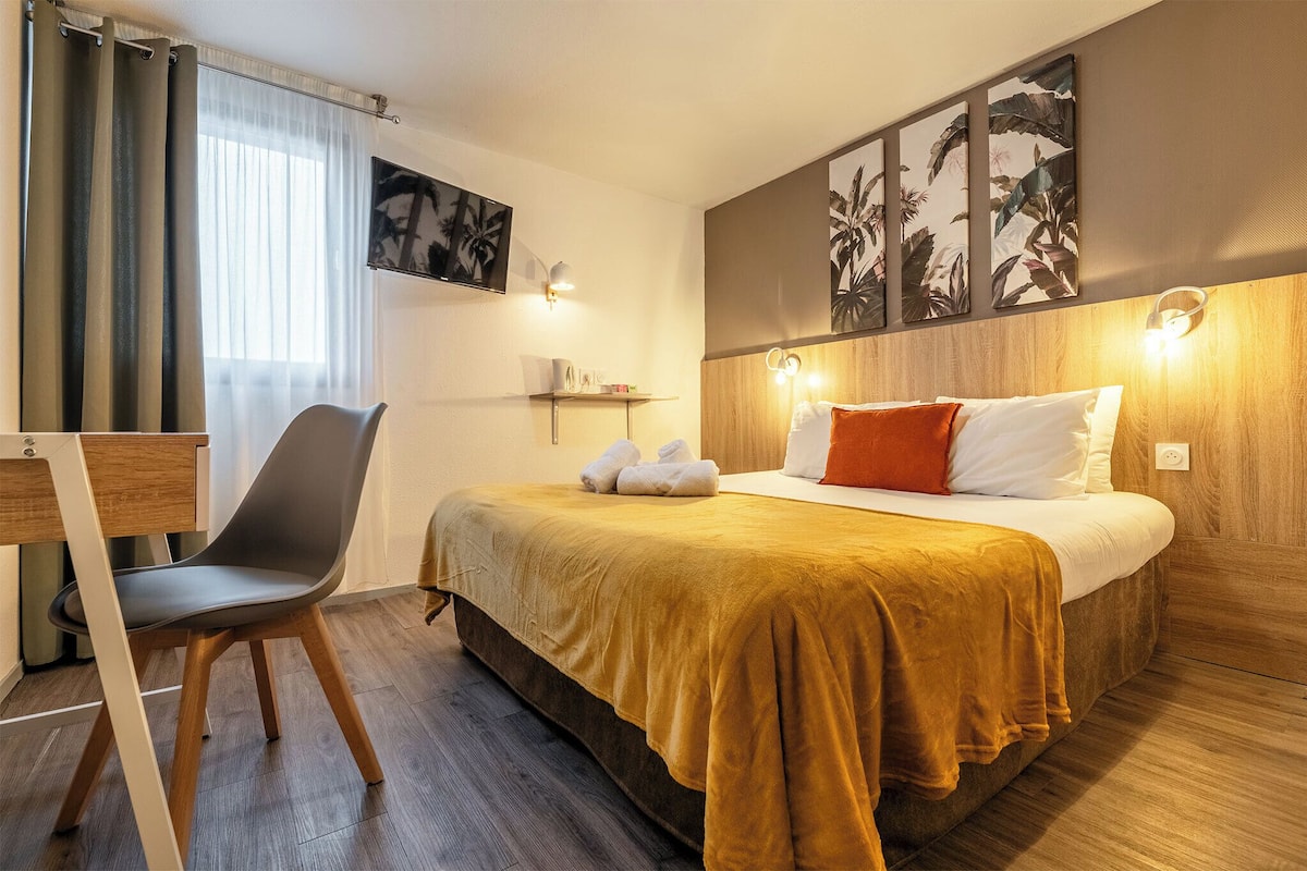 Habitación doble clásica | Ropa de cama de alta calidad y escritorio