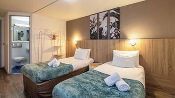 经典双床房 | 高档床上用品、办公桌、笔记本电脑工作区、免费 WiFi