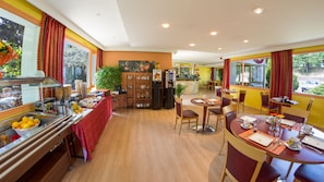 Se ofrece un desayuno bufé (12.50 EUR por persona)