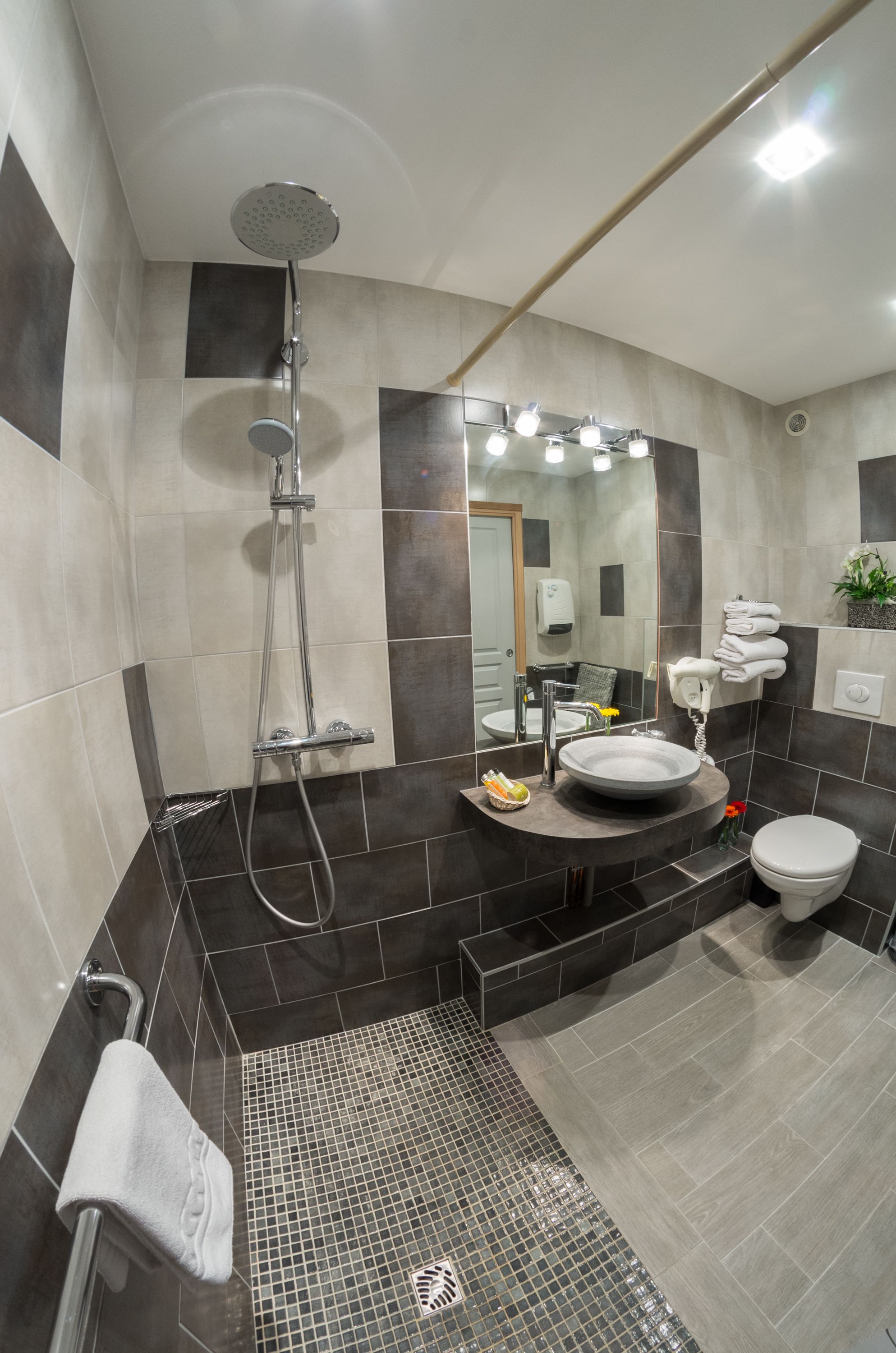 double room | bathroom | free toiletries, hair dryer, towels, shampoo