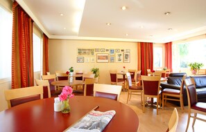 Petit déjeuner buffet (12.50 EUR par personne)