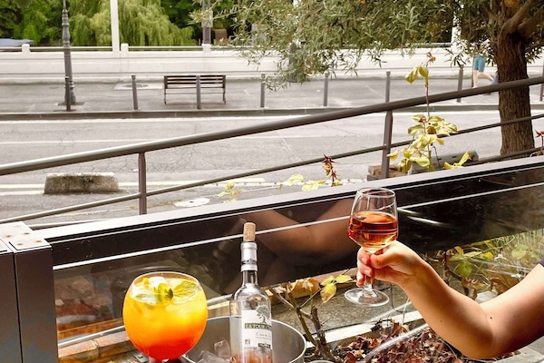 Breakfast, lunch and dinner served