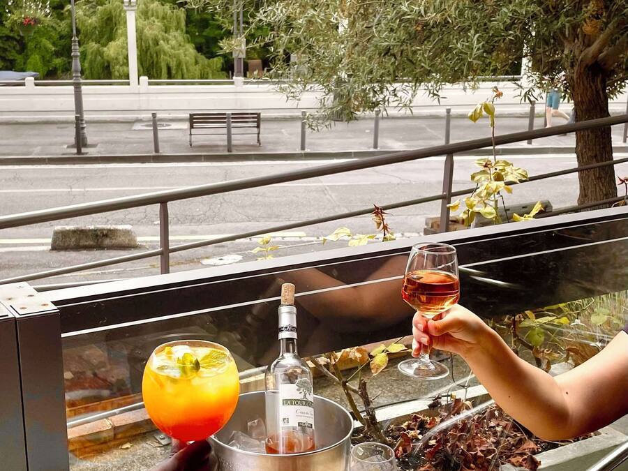 Serveert ontbijt, lunch en diner