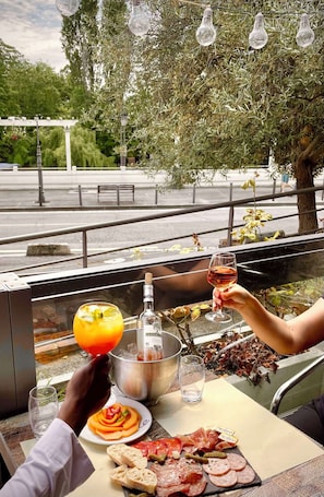 Breakfast, lunch and dinner served . Campanile PRIME - Nogent-sur-Marne
