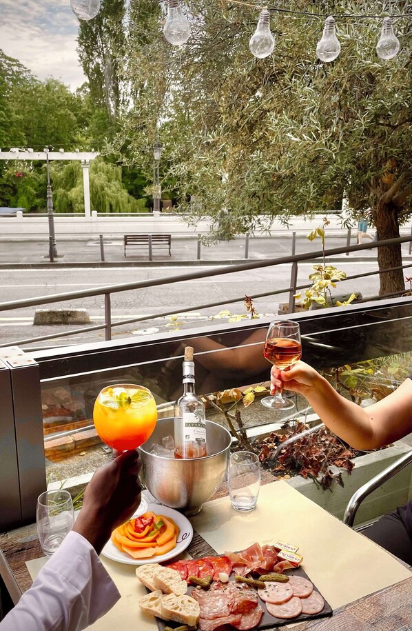 早餐，供應午餐和晚餐