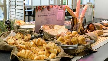 Petit déjeuner buffet (15.90 EUR par personne)