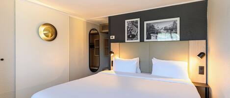 Premium bedding, blackout drapes, iron/ironing board