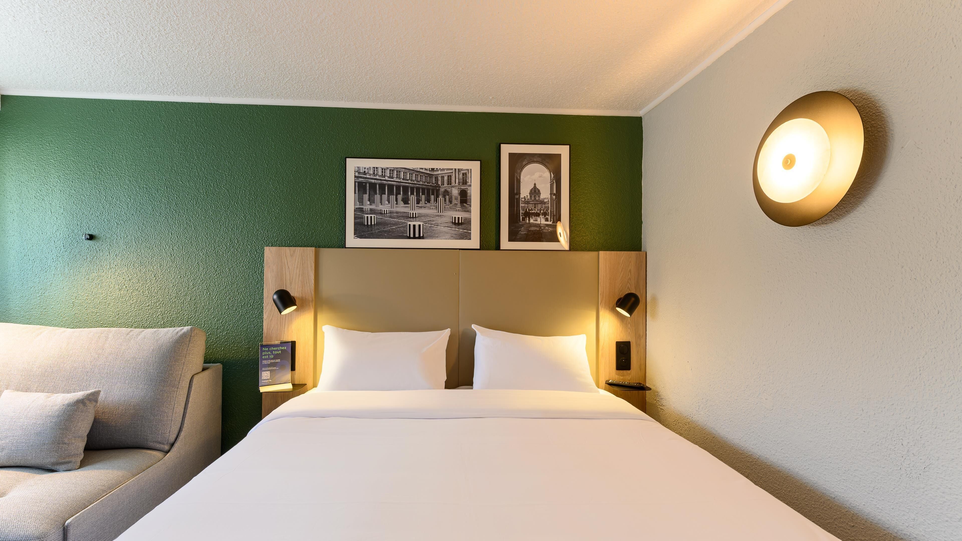 Habitación estándar, 1 cama de matrimonio con sofá cama | Ropa de cama de alta calidad y cortinas opacas