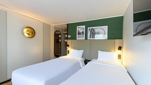 Habitación estándar, 2 camas individuales | Ropa de cama de alta calidad y cortinas opacas