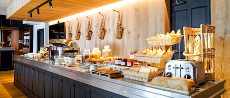 Petit déjeuner buffet (14.90 EUR par personne)
