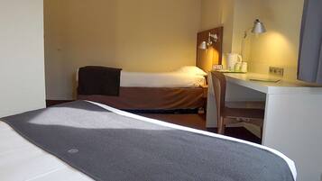 Escritorio, cortinas blackout y tabla de planchar con plancha