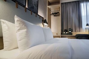 Luxe beddengoed, een bureau, verduisterende gordijnen