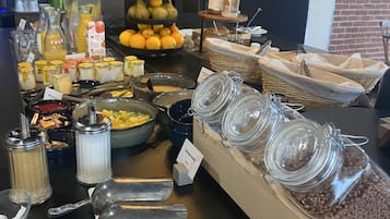 Desayuno buffet diario (EUR 14.9 por persona)