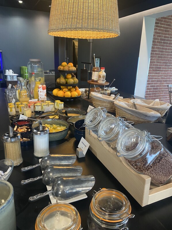 Dagelijks ontbijtbuffet (EUR 14.9 per persoon)